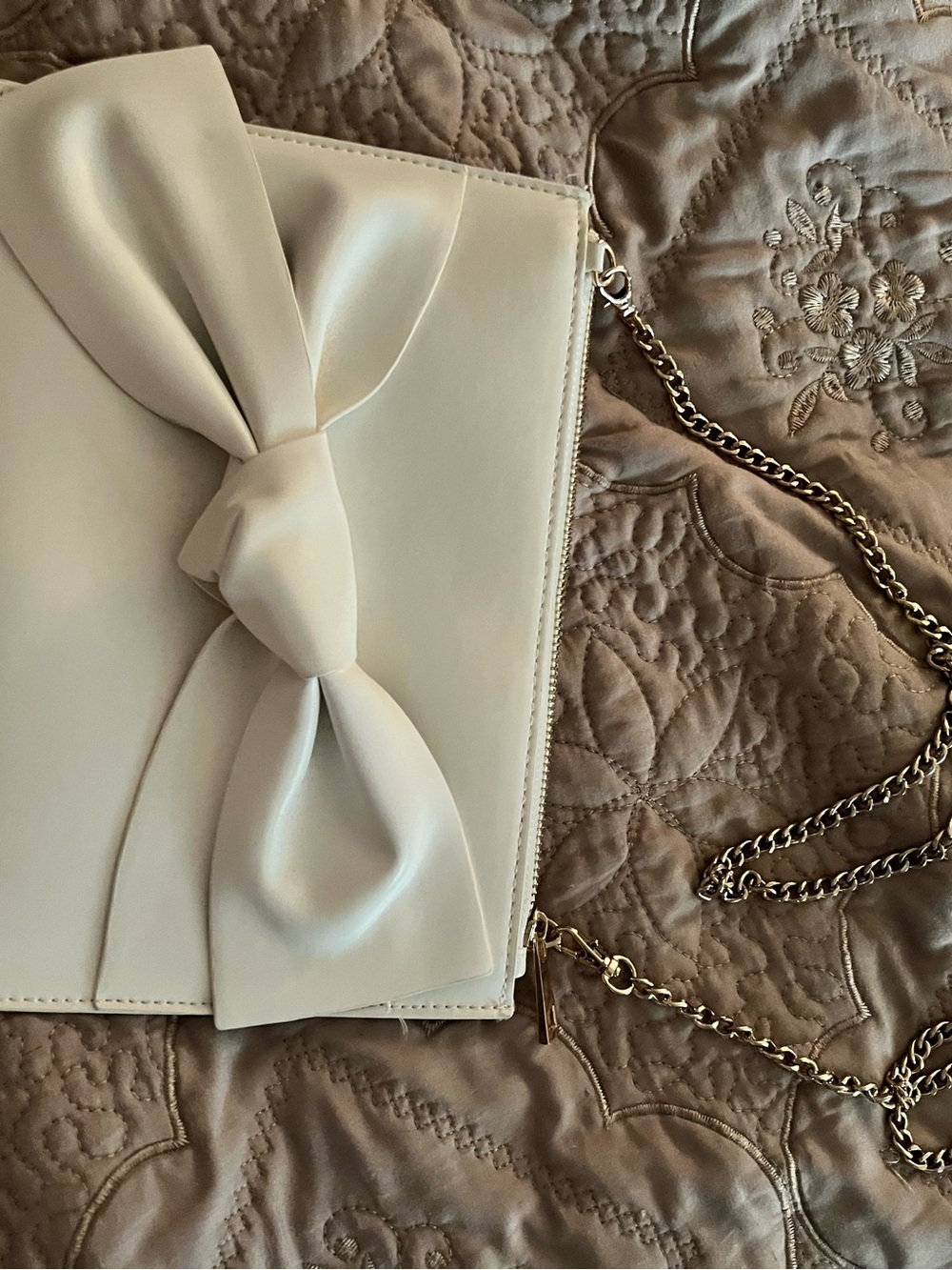 Elegant Cream Bow Chain Crossbody Bag